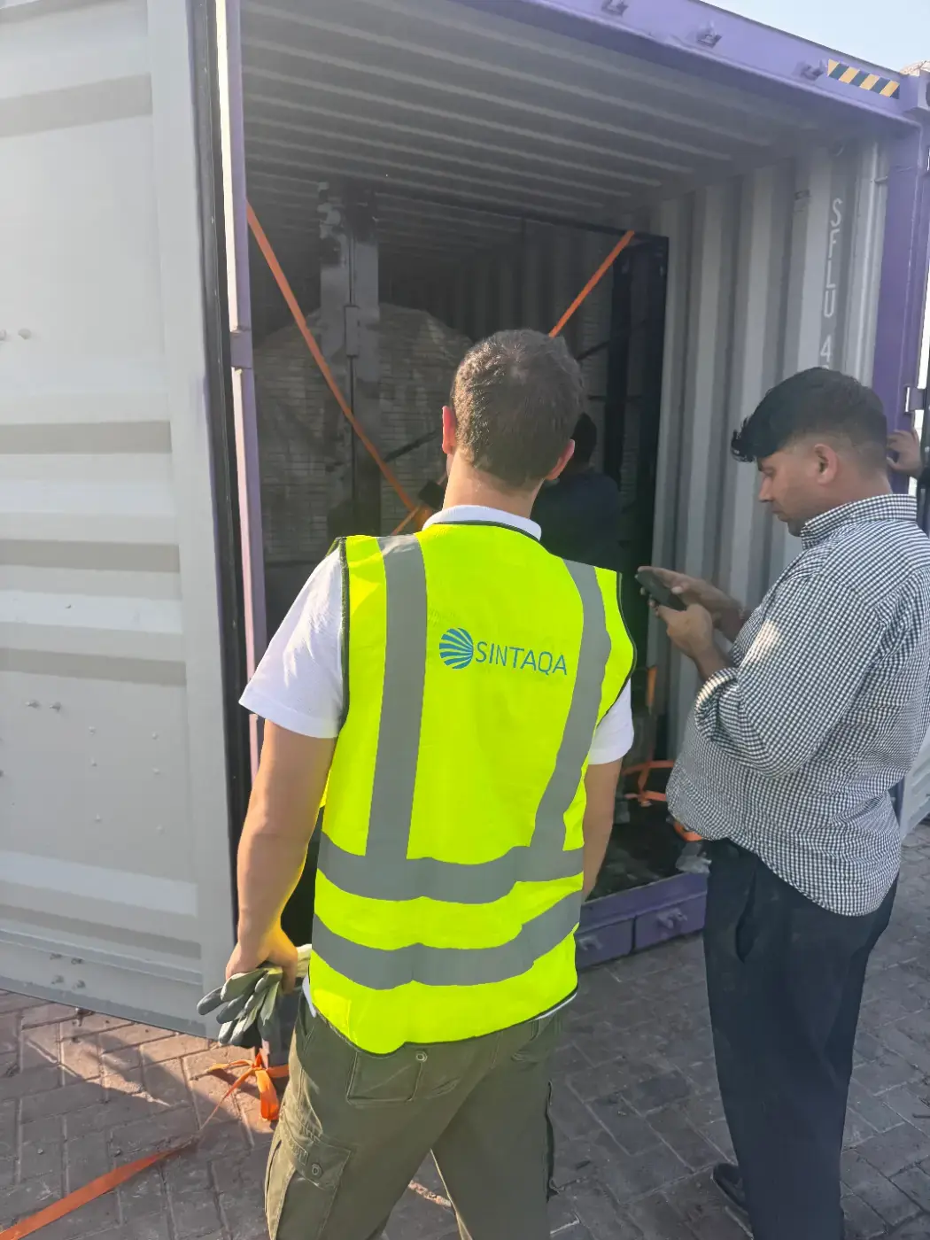 Commissioning of a rental diesel generator by SINTAQA engineers